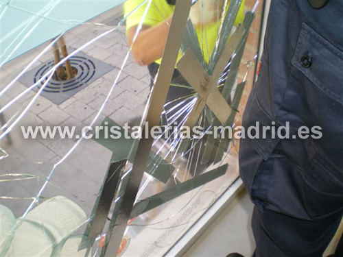 Sustitución de cristal en un banco en Madrid